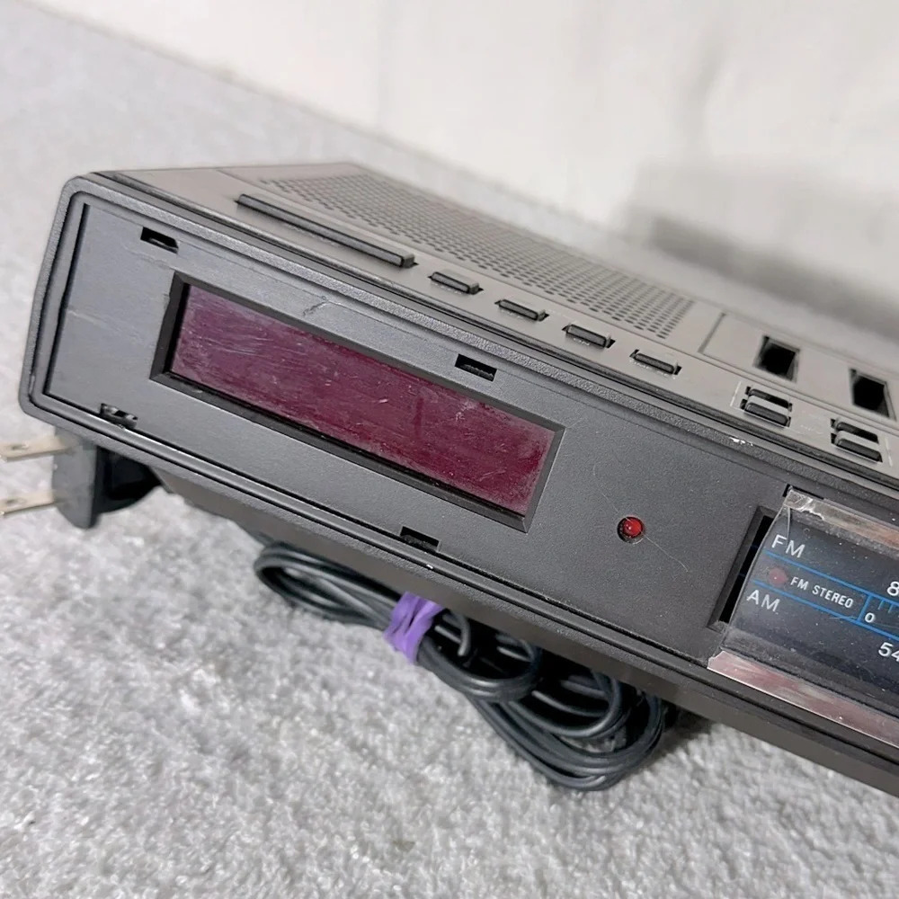 Vintage Realistic Digital Clock Radio For Parts - Picture 8 of 14